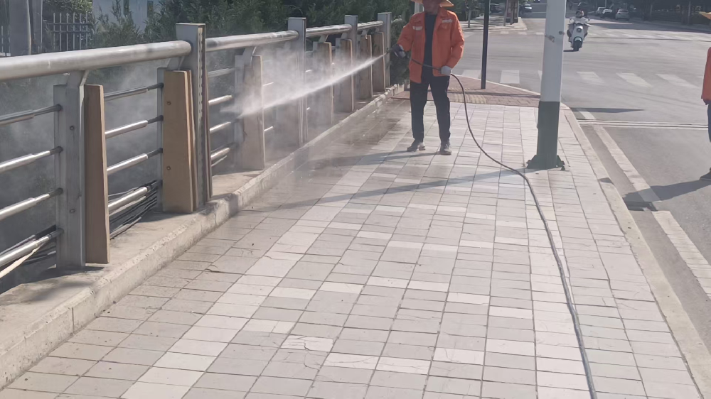 公用事業(yè)公司開(kāi)展河堤步道及護(hù)欄專(zhuān)項(xiàng)清潔工作